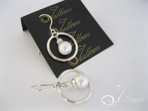White-Hoop-Earring-E086-001-300x225